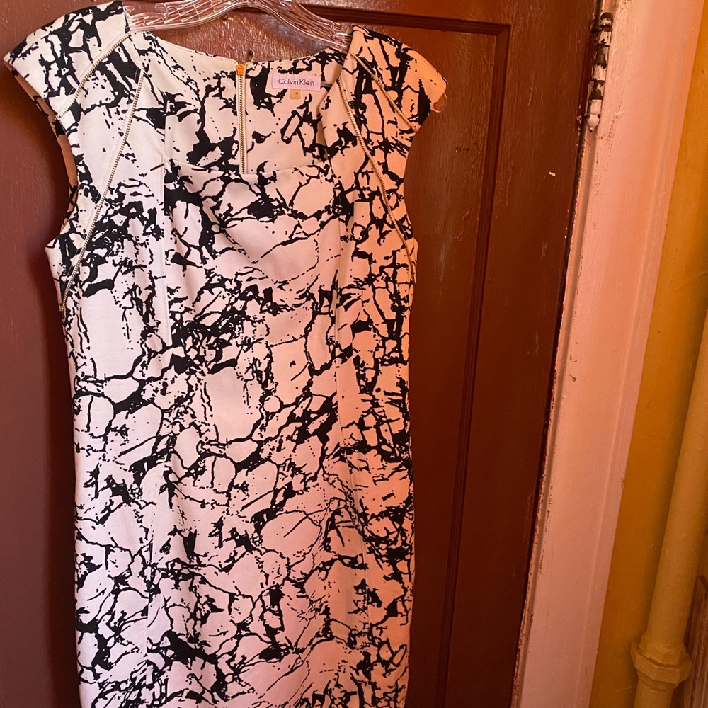 CALVIN KLEIN CREAM AND WHITE ZIPPER TILE DRESS - Picture 8 of 12